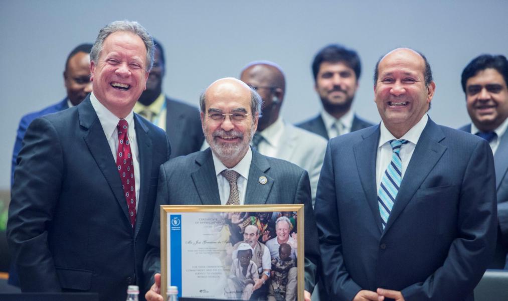 Recognizing the work of the outgoing Director-General of FAO, Mr. José Graziano da Silva, the President of the Board, H.E. Mr Hisham Mohamed Badr, Ambassador and Permanent Representative of the Arab Republic of Egypt, and WFP Executive Director, Mr David Beasley, present the Director-General with a Certificate of Appreciation. Photo: WFP/Giulio Napolitano