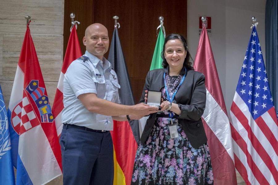 U.S. Military Major presents the Academy’s military coin to the WFP Secretary.  Photo: WFP/Giulio d'Adamo